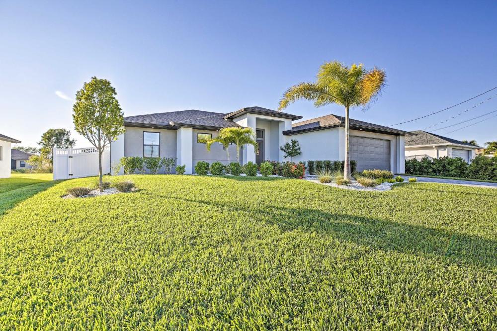 Sun-Seekers Getaway Lavish Cape Coral Villa